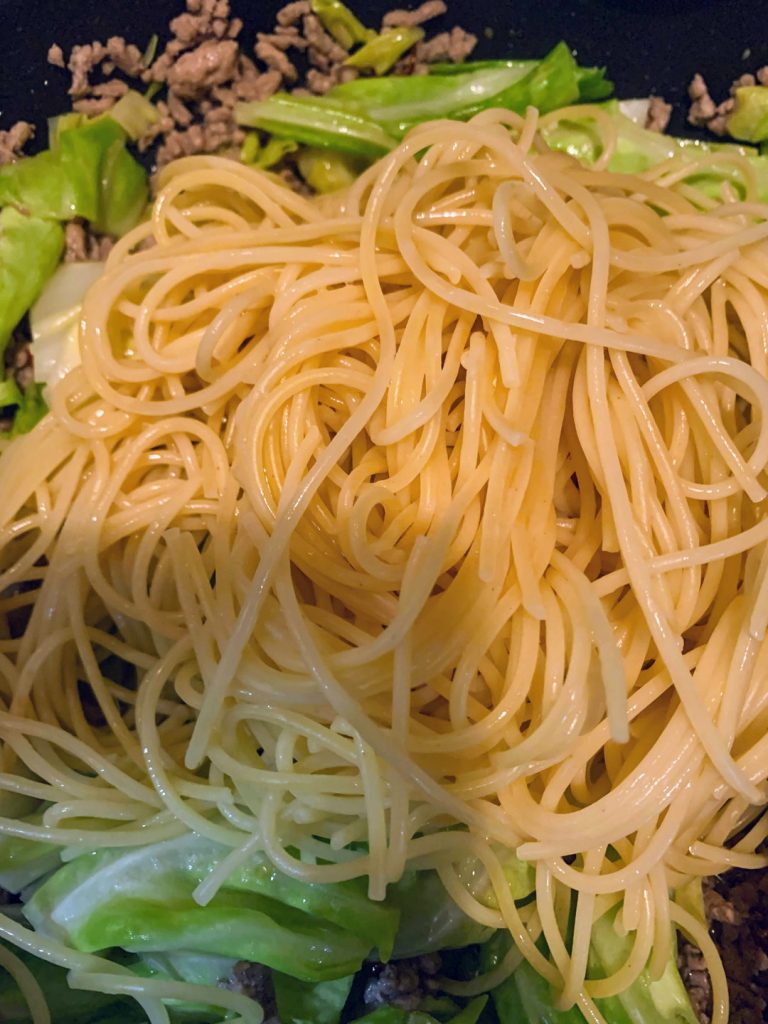 パスタとゆで汁入れる